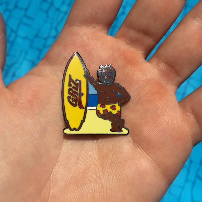 Griz Bär Surfer Hutnadel von BaineVisuals