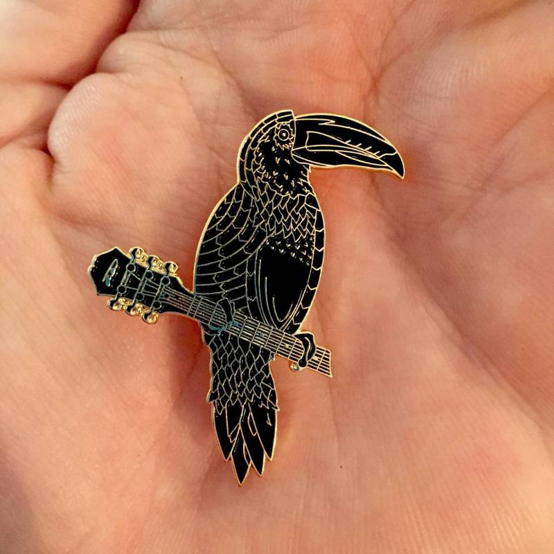 Toucan Jam Schwarz Auf Gold V2 Hutnadel Le50 Toucan Jam Schwarz Auf Gold V2 Hutnadel Le50 von BaineVisuals