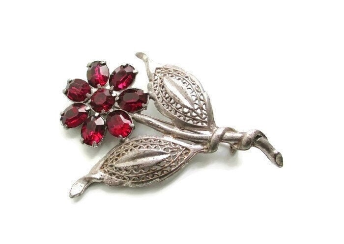 Art Deco Blumenthal Blumenbrosche/Single Stiel Filigrane Blätter /Rote Unfoiled Runde Chaton Strass Rhodium Plated Silver Tone Fassung von BajanLizard