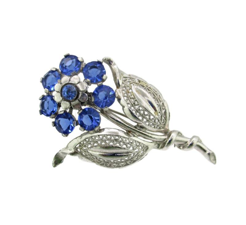 Art Deco Blumenthal Blumenbrosche/Single Stiel Filigrane Blätter Blau Unfoiled Runde Chaton Strass Rhodium Plated Silver Tone Fassung von BajanLizard