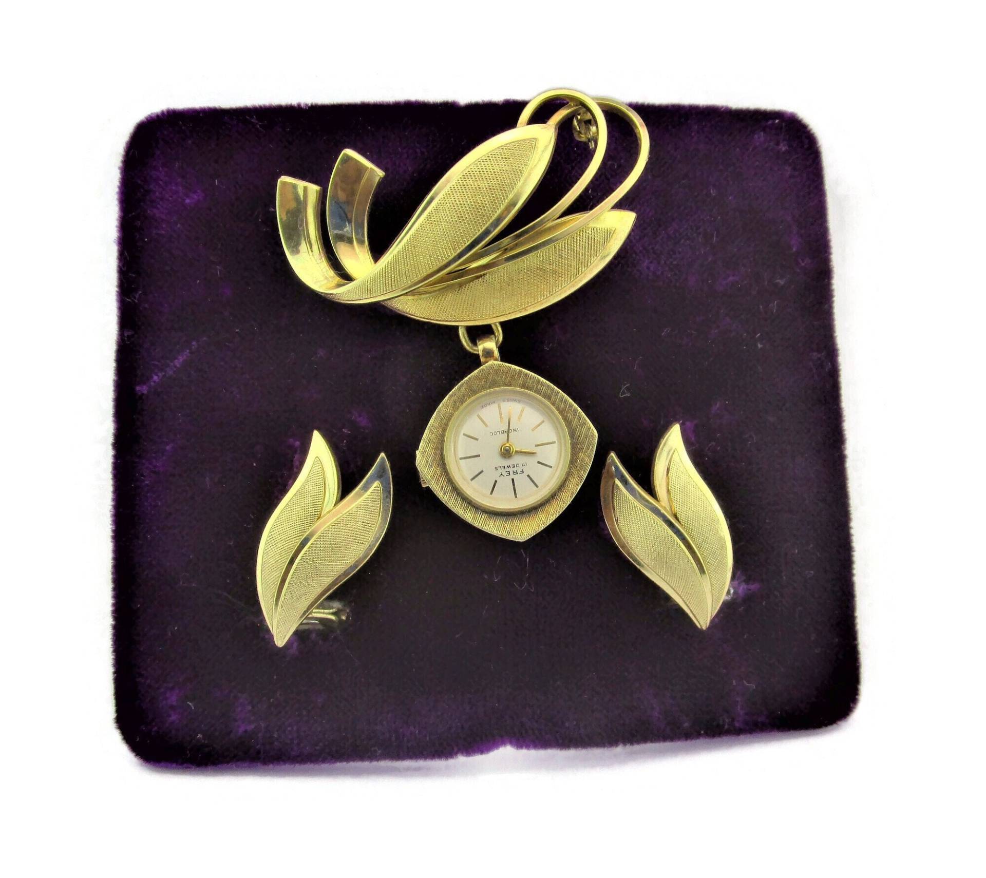 Frey Revers Uhr Und Ohrringe/17 Jewels Swiss Made/Gold Ton Americ Metal Clip-Ons & Brosche/Neuwertig in Original Pesentation Box/5000 4058 V111 Frey Revers Uhr Und Ohrringe/17 Jewels Swiss Made/Gold Ton Americ Metal Clip-Ons & Brosche/Neuwertig in Original Pesentation Box/5000 4058 V111 von BajanLizard