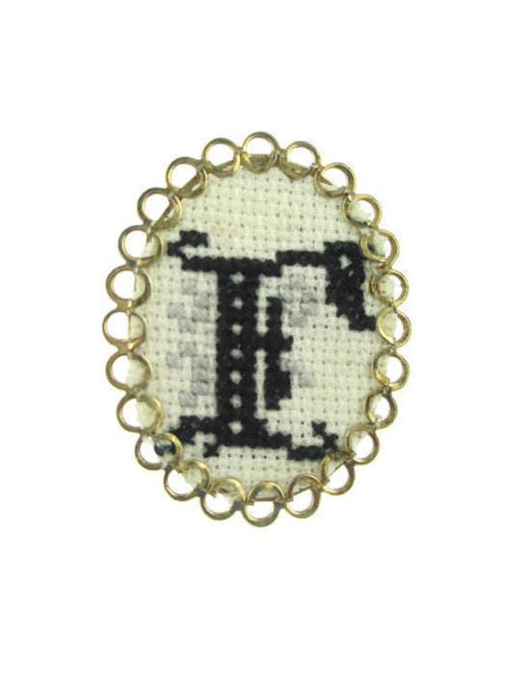 Nadelspitze Erste "E" Pin/Monogram Nadel Pointe Brosche/Gold-Ton Cameo Pin Brosche/Bestickt Buchstabe Namen Nadelspitze Erste "E" Pin/Monogram Nadel Pointe Brosche/Gold-Ton Cameo Pin Brosche/Bestickt Buchstabe Namen von BajanLizard