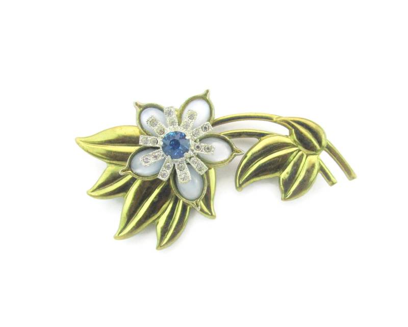 Unsignierte Oreste Pennino Blumen Brosche/Blaue Künstliche Mondstein Cabochons/Gekniffene Blütenblätter/Vergoldetes Laub/ Strasssteine Rhodiniert von BajanLizard