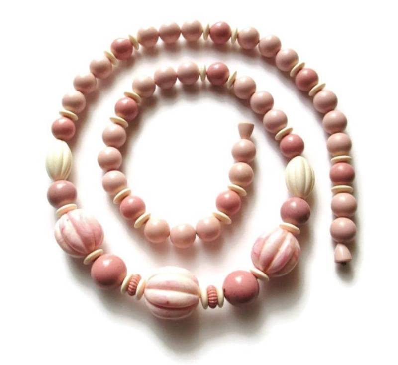 Vintage Avon Burst Of Spring Chunky Mokka Rosa Und Creme Lucite Boho Halskette Mit Verstecktem Verschluss von BajanLizard