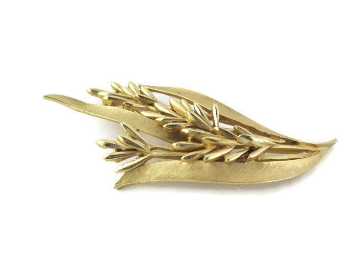 Vintage Krone Trifari Gold Ton Laub Brosche Pin von BajanLizard