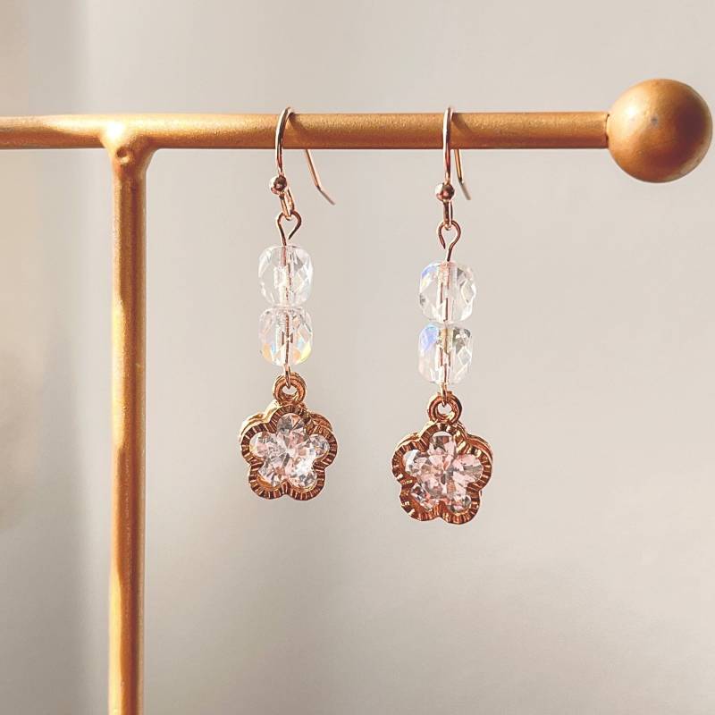 Blumen-Edelstein-Ohrringe von BakaMaica