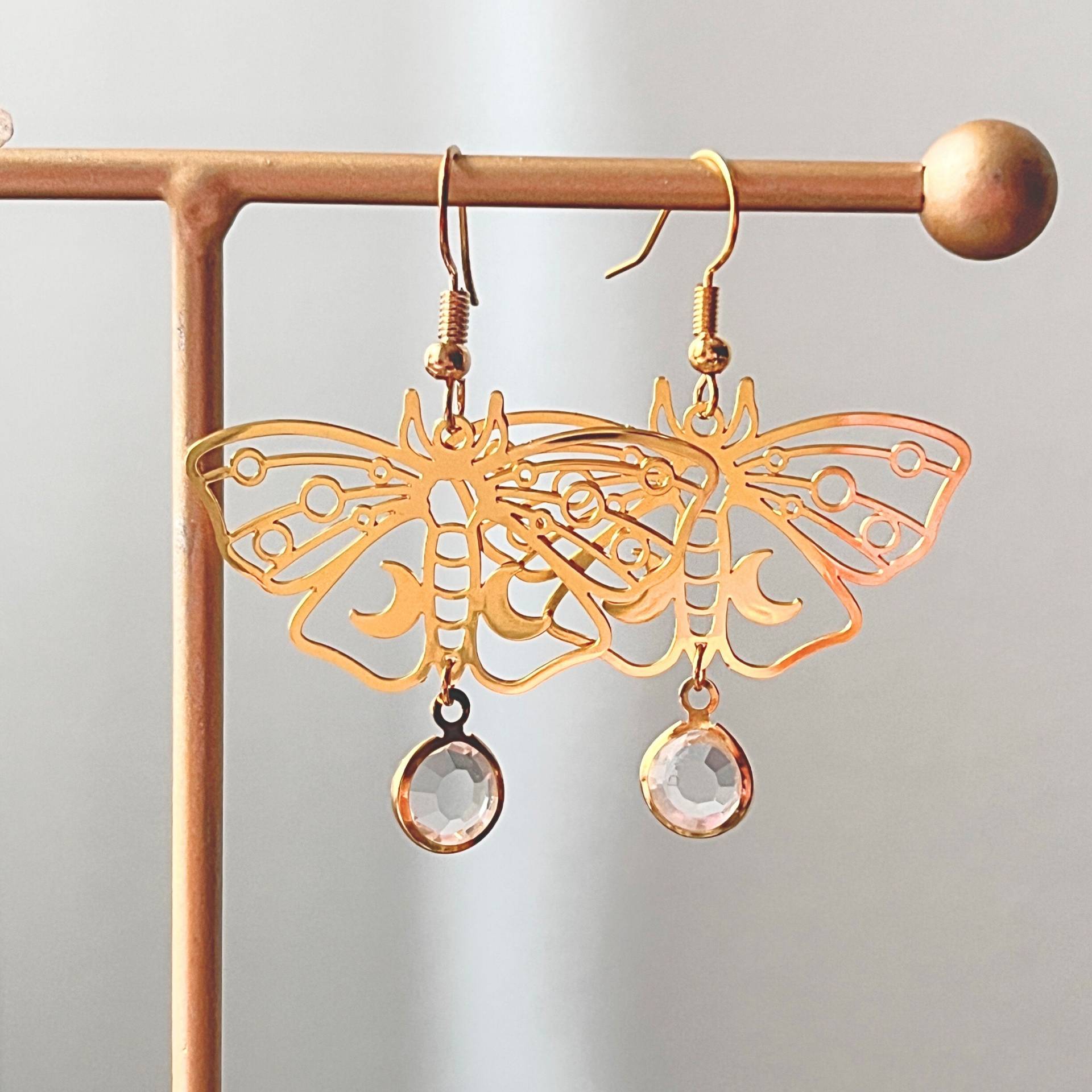 Goldene Motten-Edelstein-Ohrringe von BakaMaica