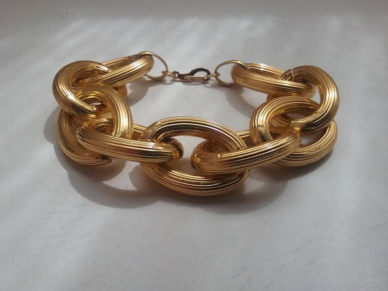 Dickes Goldenes Armband Aus Recycelter Kette Mit Gestreiftem Relief. Achtziger Jahre Design von Bakkarra