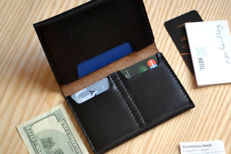 Traveller Passport Portemonnaie in Schwarz Horween Chromexcel/Hülle Und Kartenetui von Balabanoff