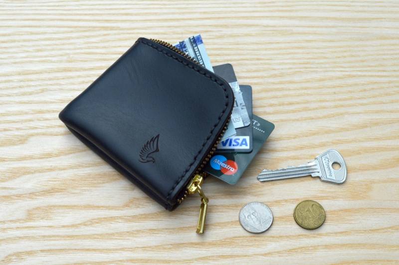 Zip Wallet in Horween Black Chromexcel Leder | Schlank Und Mini von Balabanoff