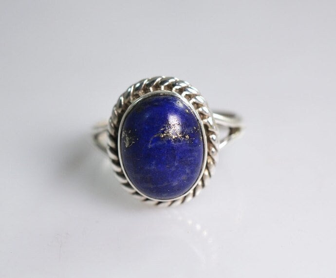 Designer Lapis Lazuli Ring Oval Blauer Edelstein, Sterling Silber Spaltband von BalajiJewels