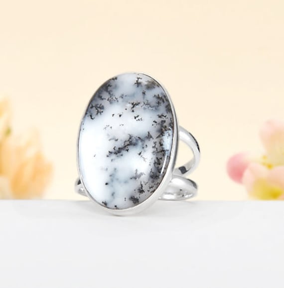 Handgefertigter Dendritenopal Ring Ovaler Edelstein, 925 Sterling Silber Doppelband von BalajiJewels