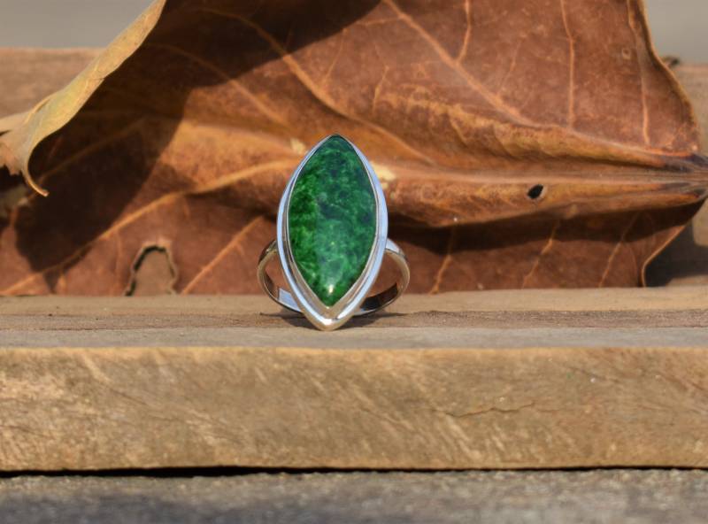 Handgefertigter Marquise Maw Sit Jade Ring, 925 Sterling Silber von BalajiJewels