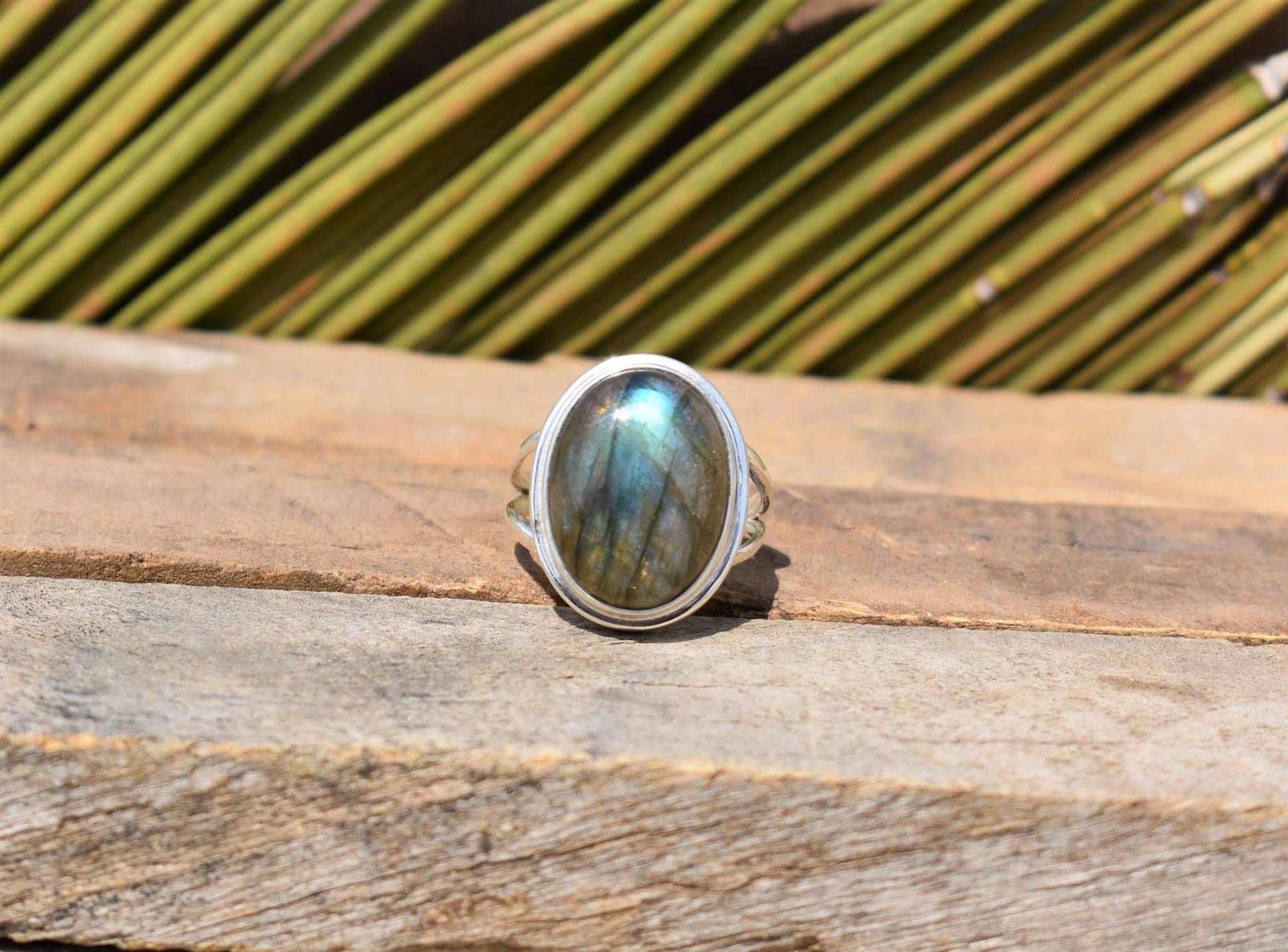 Handgefertigter Oval Labradorit Ring 925 Sterling Silber Split Band von BalajiJewels