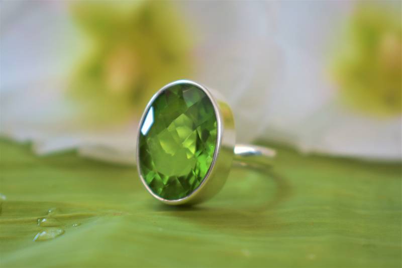 Handgefertigter Oval Peridot Ring Bezel Set Sterling Silber Boho Schmuck von BalajiJewels