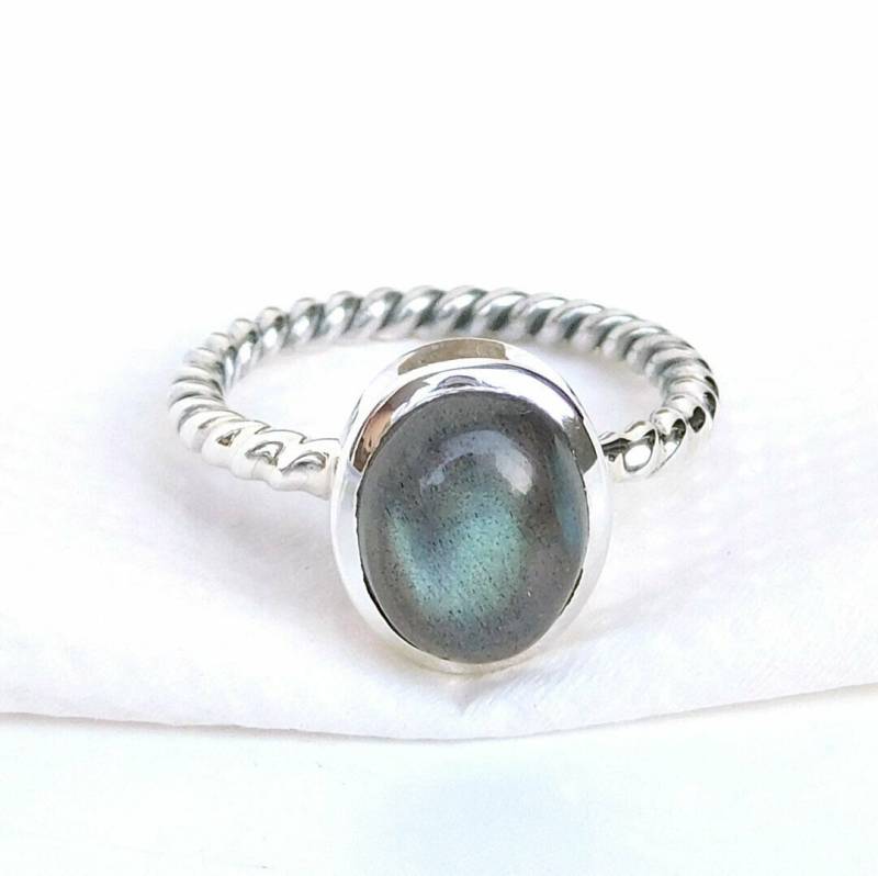 Handgefertigter Ovaler Labradorit-Ring 925 Sterling Silber Twisted Band von BalajiJewels