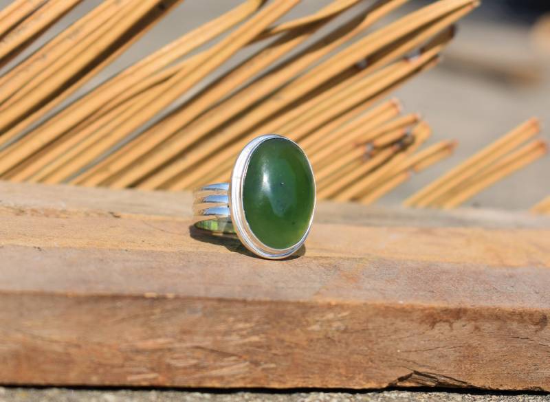 Handgefertigter Ovaler Nephrit Jade Ring 925 Sterling Silber von BalajiJewels