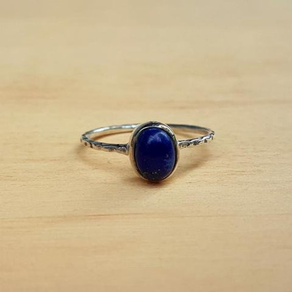 Handgemachte Oval Lapis Lazuli Ring Sterling Silber Band Gehämmert von BalajiJewels