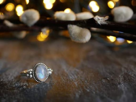 Handgemachte Oval Regenbogen Mondstein Ring Sterling Silber Bezel Set von BalajiJewels