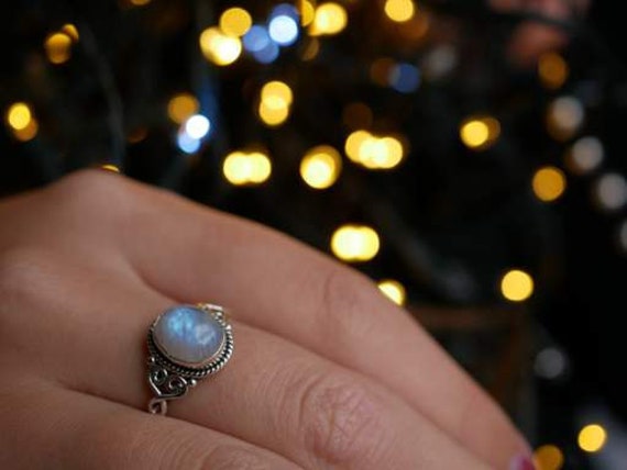 Handgemachte Oval Regenbogen Mondstein Ring Sterling Silber Designer Ring von BalajiJewels