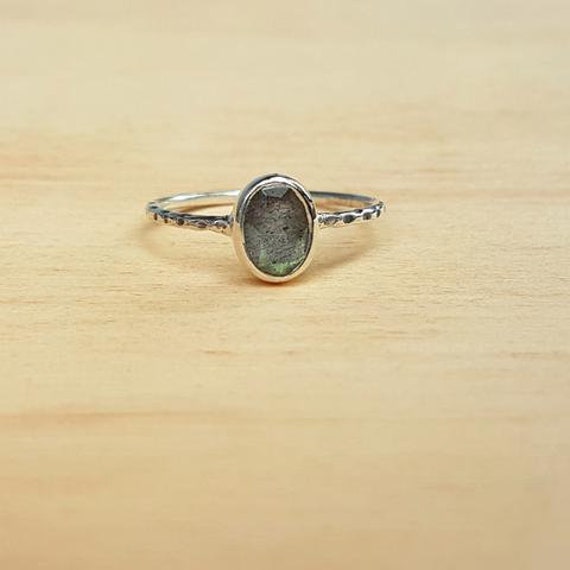 Handgemachte Zierliche Labradorit Ring Oval Sterling Silber Gehämmerte Band von BalajiJewels