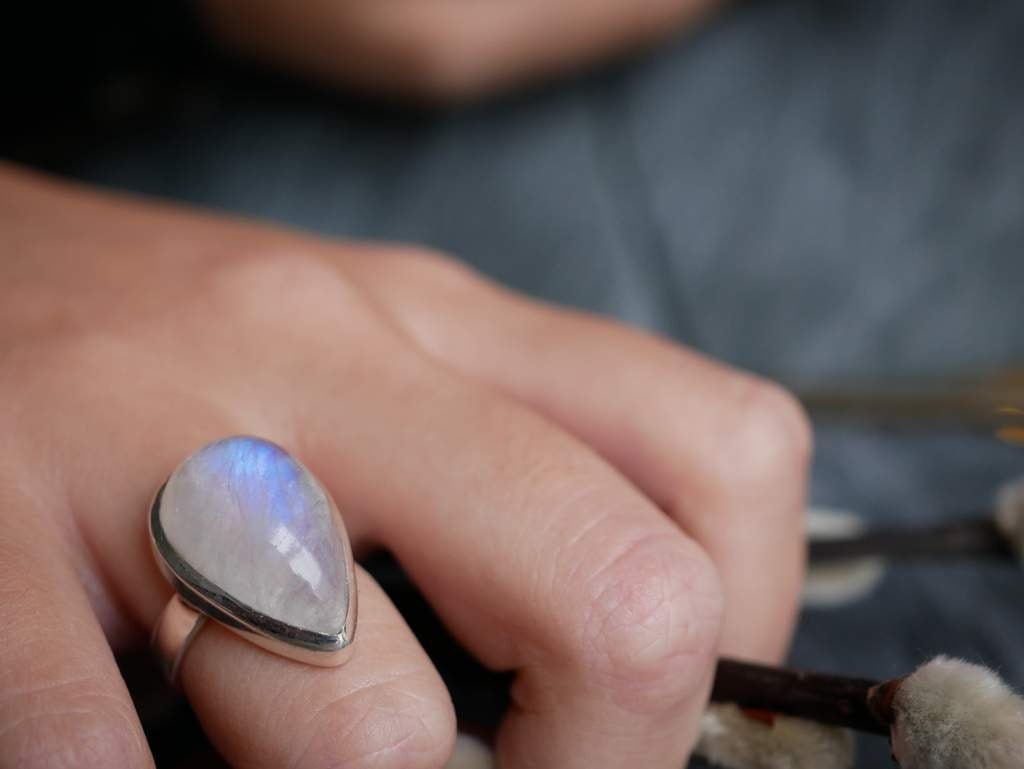 Handgemachter Cabochon Mondstein Ring Blue Flash Sterling Silber von BalajiJewels