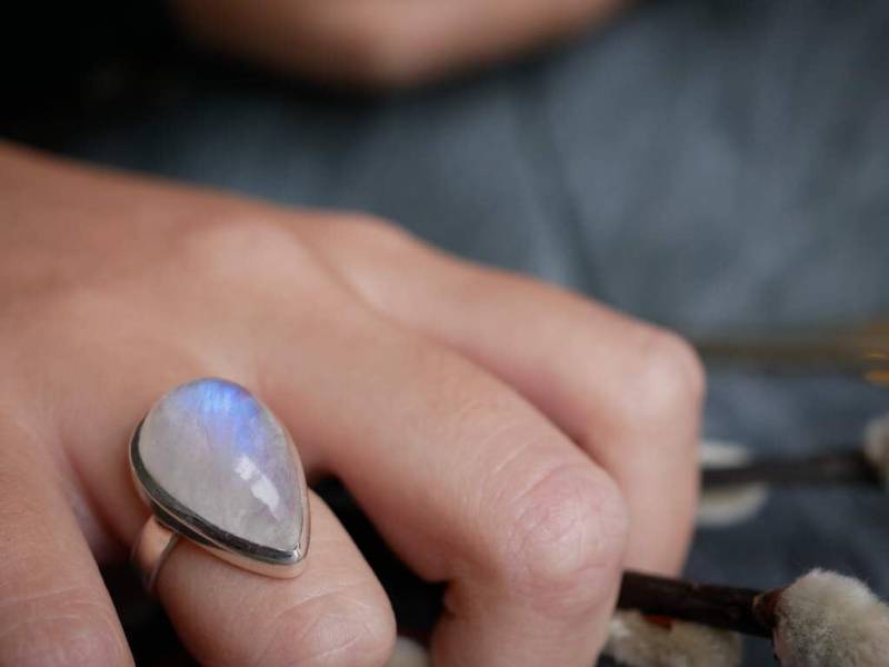 Handgemachter Cabochon Mondstein Ring Blue Flash Sterling Silber von BalajiJewels