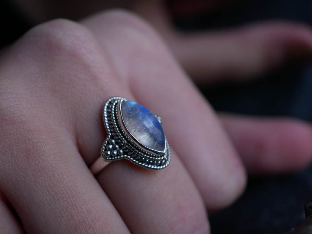 Handgemachter Marquise Regenbogen Mondstein Ring Sterling Silber Cabochon von BalajiJewels