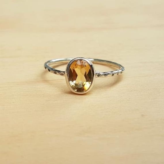 Handgemachter Oval Citrin Ring Sterling Silber Band Gehämmert von BalajiJewels