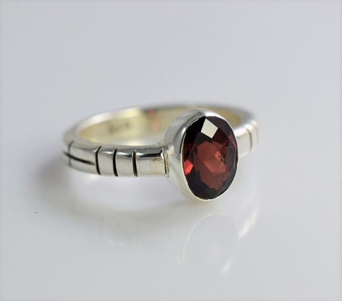Handgemachter Oval Granat Ring Sterling Silber Split Band von BalajiJewels