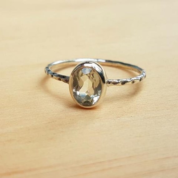 Handgemachter Ovaler Quarzring Sterling Silber Band Gehämmert von BalajiJewels