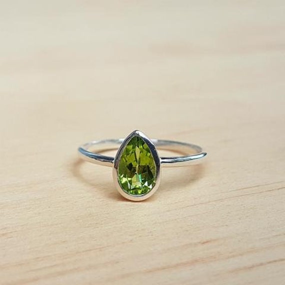 Handgemachter Peridot Ring Im Tropfenschliff Natürliches 925 Sterling Silber von BalajiJewels