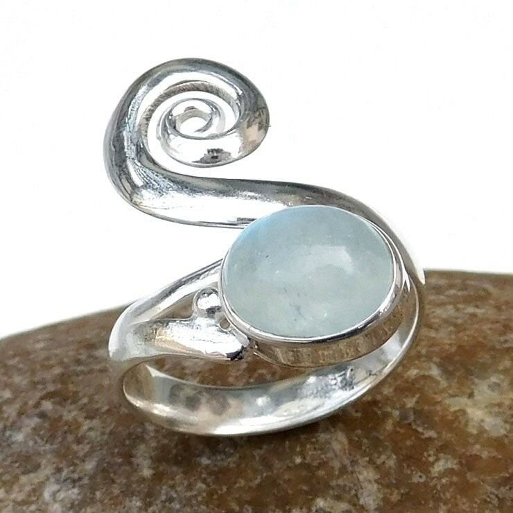 Handgemachter Regenbogen Mondstein Ring Sterling Silber Band, Ovaler Edelstein von BalajiJewels