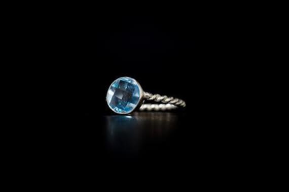 Handgemachter Ring Himmelblau Topas Gedrehtes Band Aus Sterling Silber von BalajiJewels