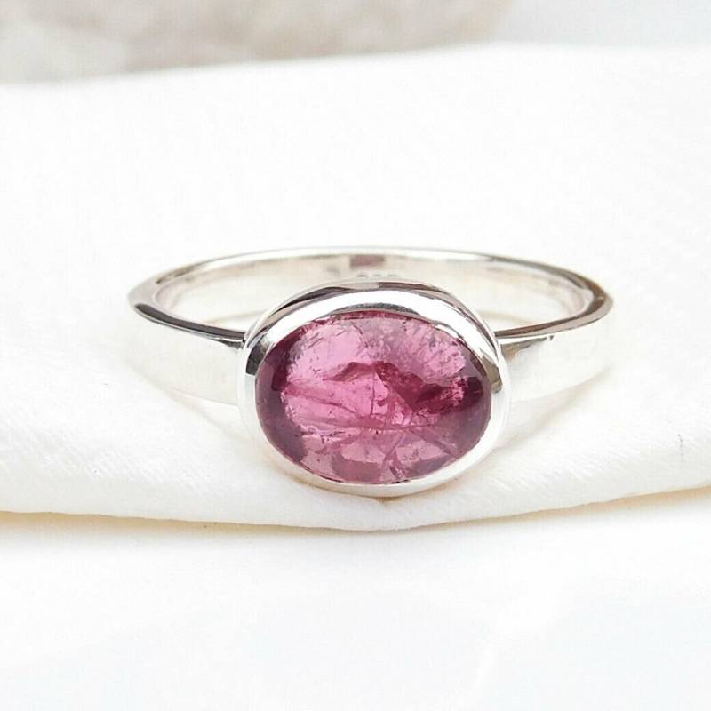 Handgemachter Ring Mit Roten Granat Ovaler Edelstein, Gefasst in Sterling Silber von BalajiJewels