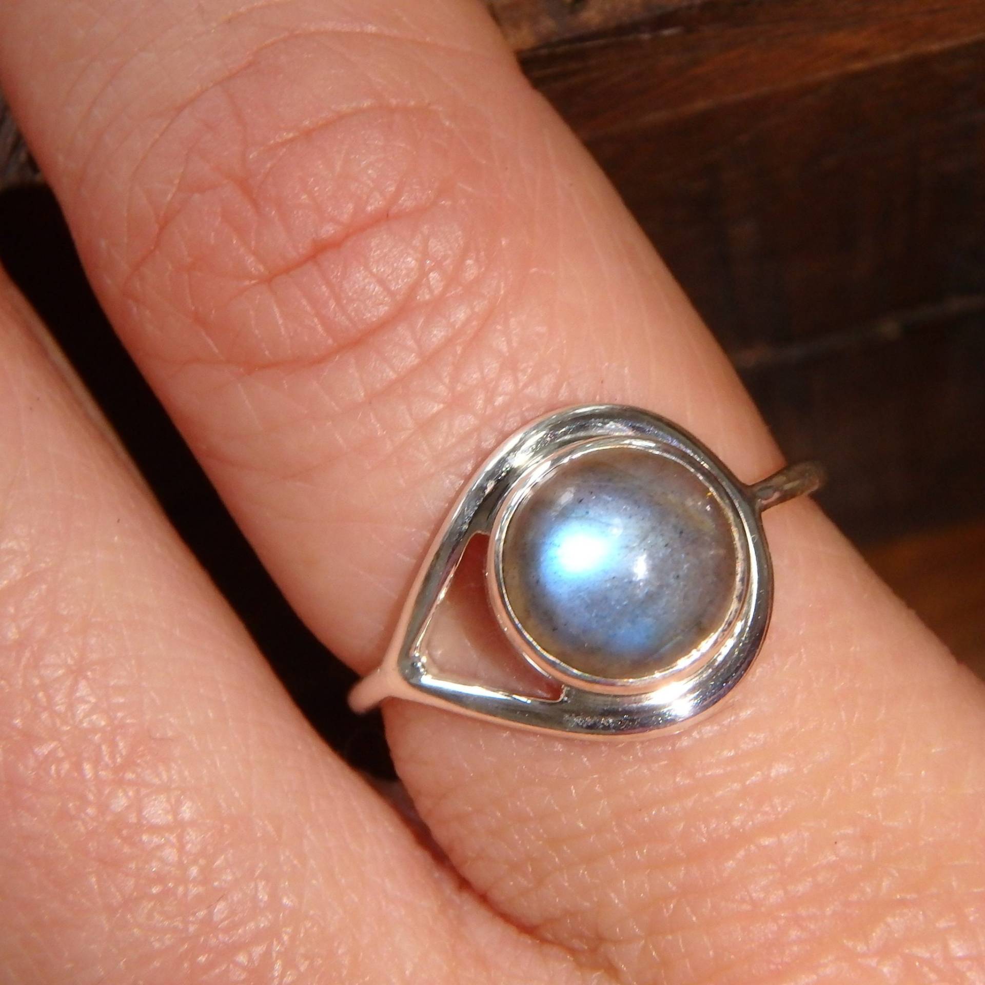 Handgemachter Runder Blauer Labradorit-Ring 925 Sterlingsilber-Split-Band von BalajiJewels