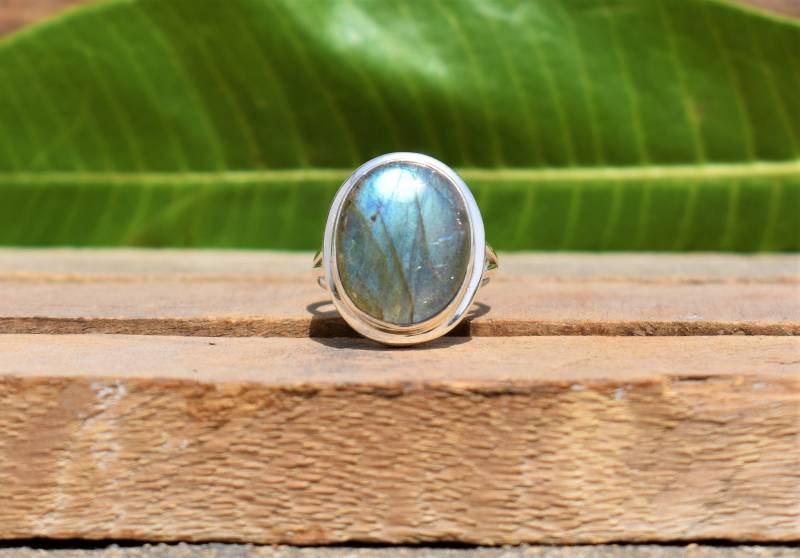 Handgemachter Silber Labradorit Ring Ovaler Edelstein, Lünettenfassung von BalajiJewels