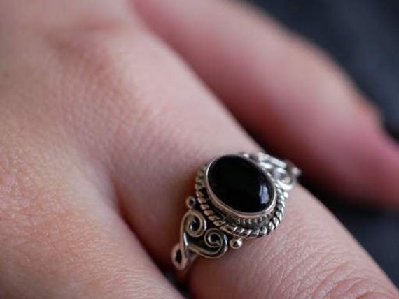 Handgemachter Sterling Silber Onyx Ring Oval Lünette Mit Edelstein von BalajiJewels