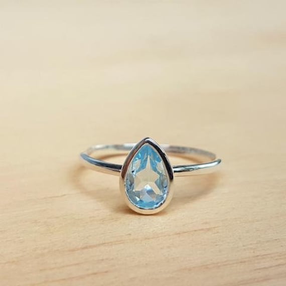 Handgemachter Zierlicher Tropfen Blautopas Ring 925 Sterling Silber von BalajiJewels