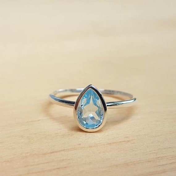 Handgemachter Zierlicher Tropfen Blautopas Ring 925 Sterling Silber von BalajiJewels