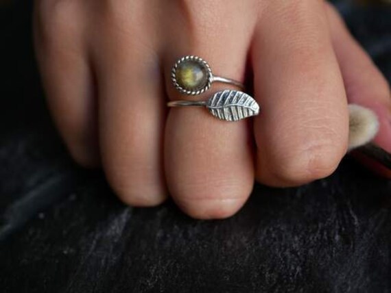 Natürlicher Labradorit Cabochon Ring Sterling Silber Blatt Band von BalajiJewels