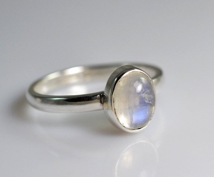 Oval Regenbogen Mondstein Ring 925 Sterling Silber Band von BalajiJewels