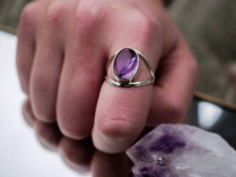 Ovaler Amethyst Ring Zierliches Sterling Silber Mit Zweigeteiltem Band von BalajiJewels