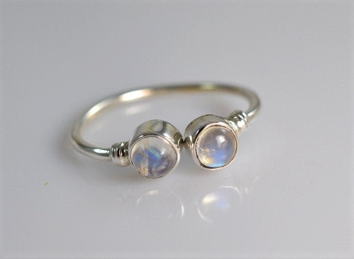 Regenbogen Mondstein Ring Stapelband Aus Sterling Silber von BalajiJewels