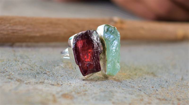Rohe Aquamarine Und Granat Sterling Silber Dual-Stein Ring von BalajiJewels
