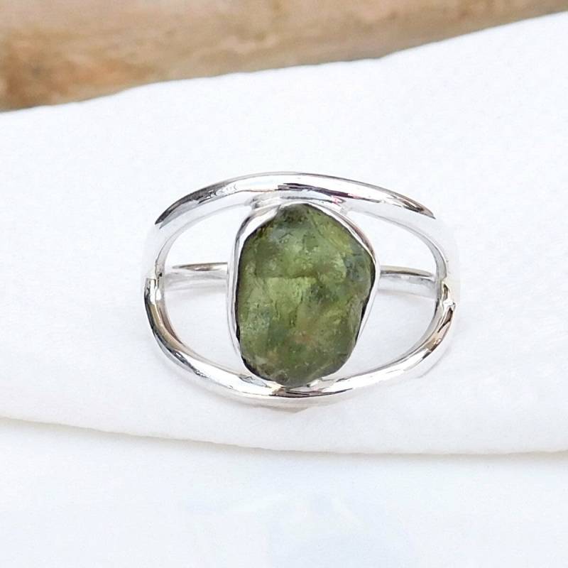 Roher Grüner Peridot Ring Breitband 925 Sterling Silber von BalajiJewels