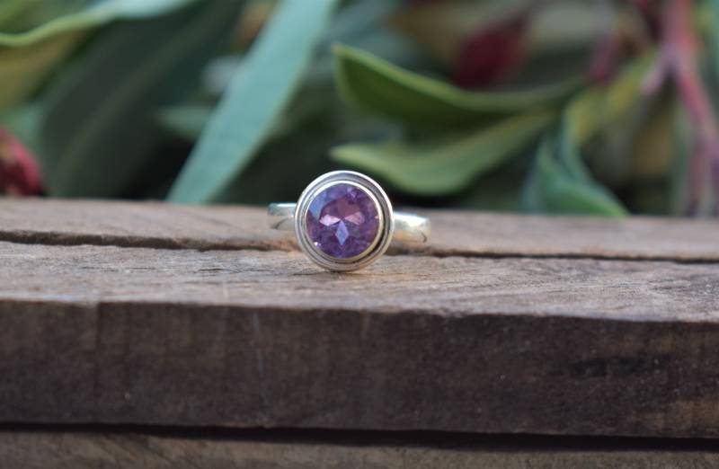 Schlichter Amethyst-Ring Runder Edelstein, 925 Sterling Silber von BalajiJewels