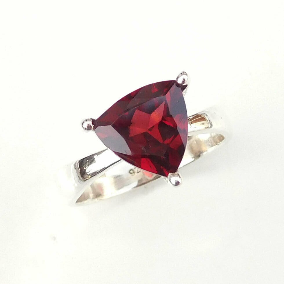 Trillion Roter Granat Ring 925 Sterling Silber Einfaches Band von BalajiJewels