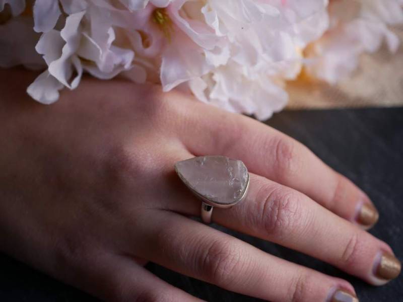 Tropfen-Rosenquarz-Ring Rohstein, Sterling Silber Lünette von BalajiJewels