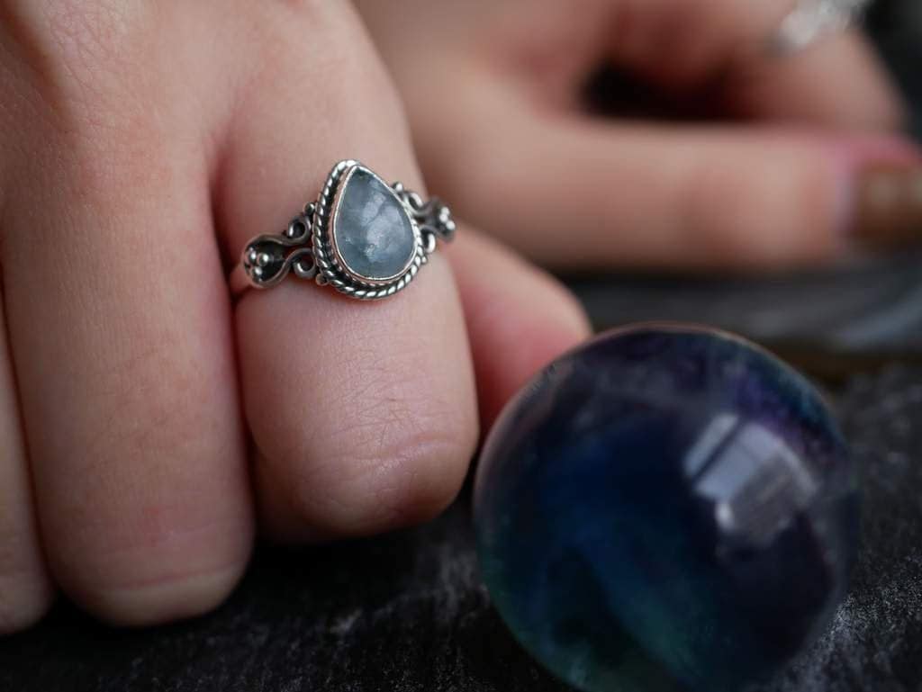 Tropfenförmiger Regenbogen Mondstein Ring Sterling Silber Solitär von BalajiJewels